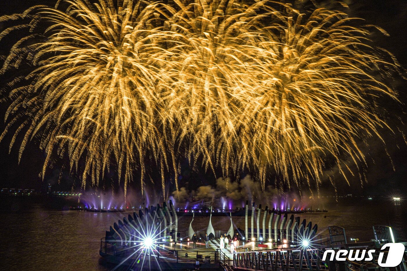 본문 이미지 - 목포해상W쇼에서 펼쳐지는 불꽃쇼 모습/뉴스1