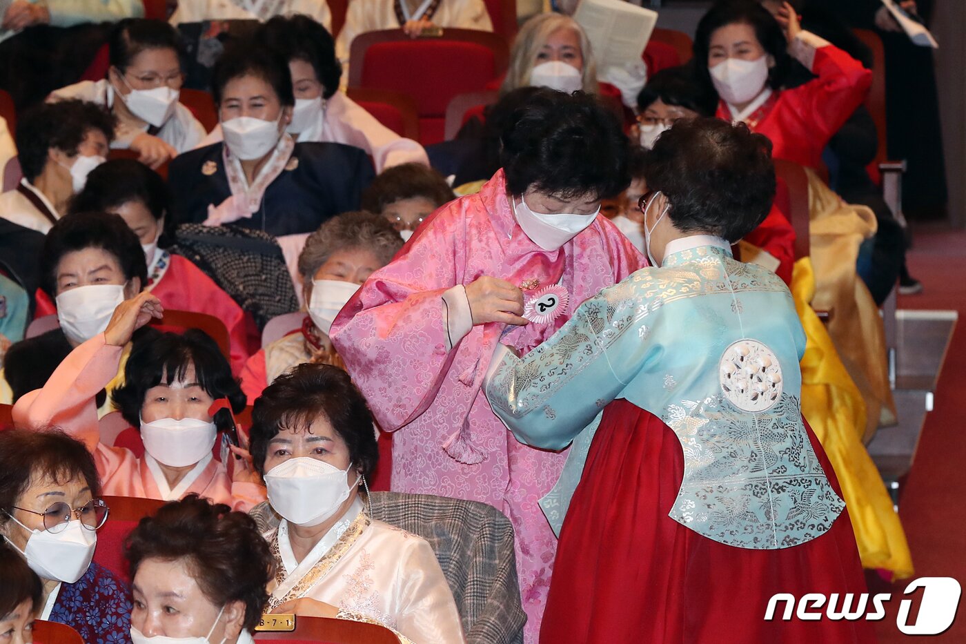 본문 이미지 - 23일 오전 서울 마포아트센터에서 열린 일성여자중고등학교 졸업식에서 만학도 졸업생들이 한복 옷고름을 서로 고쳐매주고 있다. 2023.2.23/뉴스1 ⓒ News1 민경석 기자