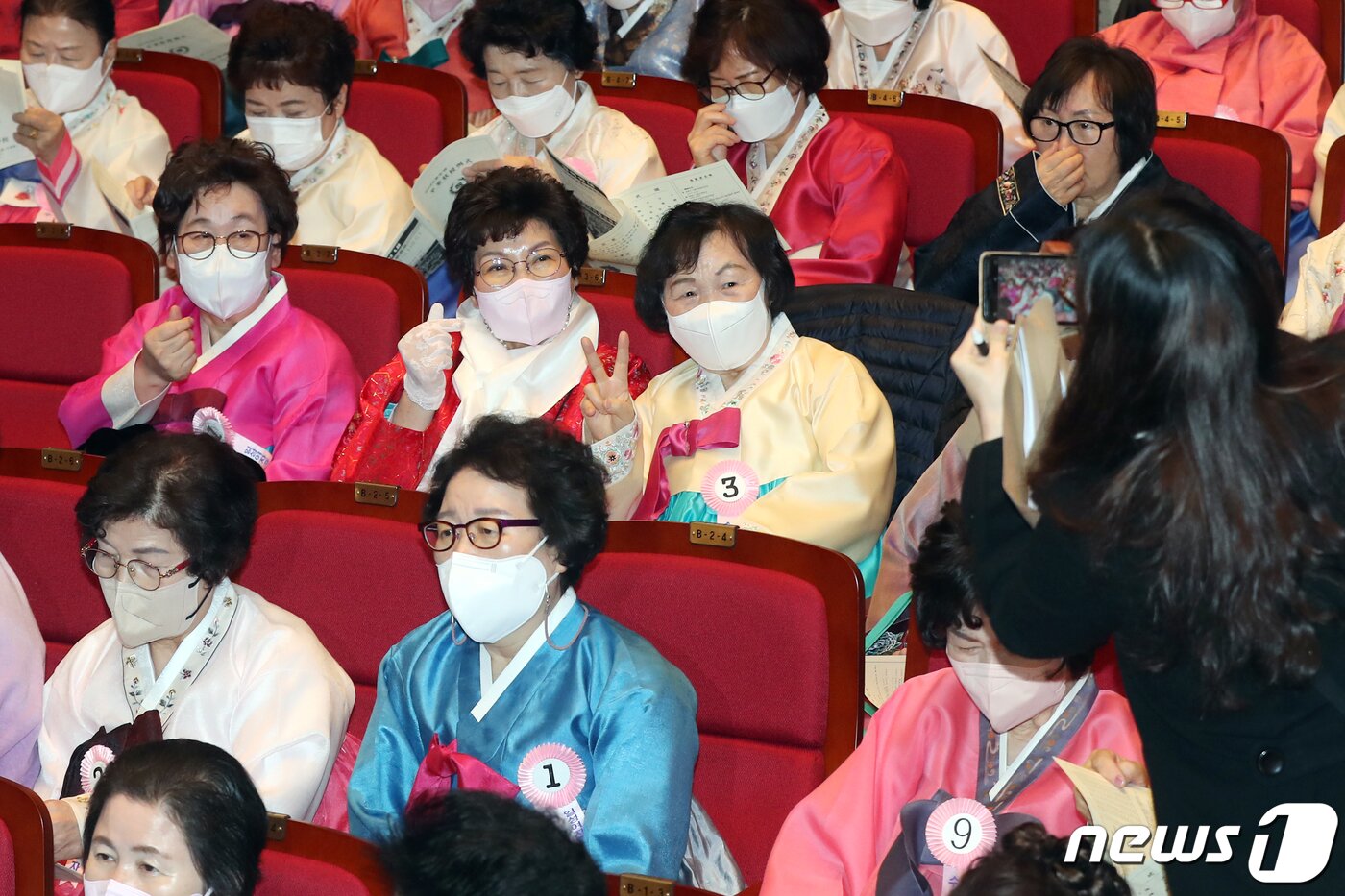 본문 이미지 - 23일 오전 서울 마포아트센터에서 열린 일성여자중고등학교 졸업식에서 만학도 졸업생들이 기념촬영을 하고 있다. 2023.2.23/뉴스1 ⓒ News1 민경석 기자