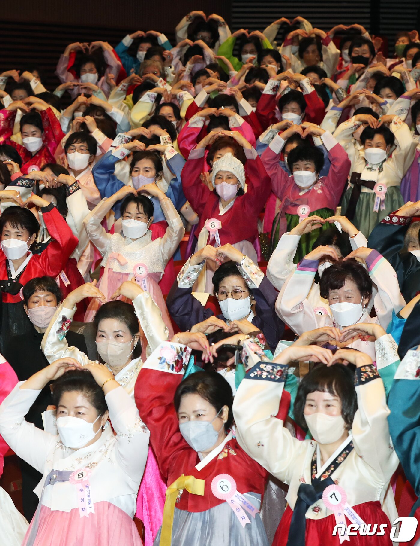 본문 이미지 - 23일 오전 서울 마포아트센터에서 열린 일성여자중고등학교 졸업식에서 만학도 졸업생들이 이선재 교장을 향해 머리 위로 하트를 그리며 인사하고 있다. 2023.2.23/뉴스1 ⓒ News1 민경석 기자