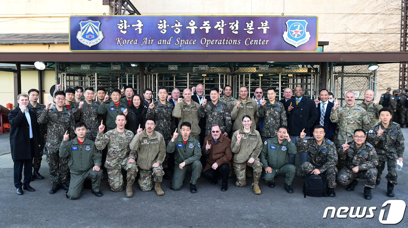 본문 이미지 - 한미 우주정책협의체 참석자들이 기념촬영 하고 있다. (공군 제공)/뉴스1