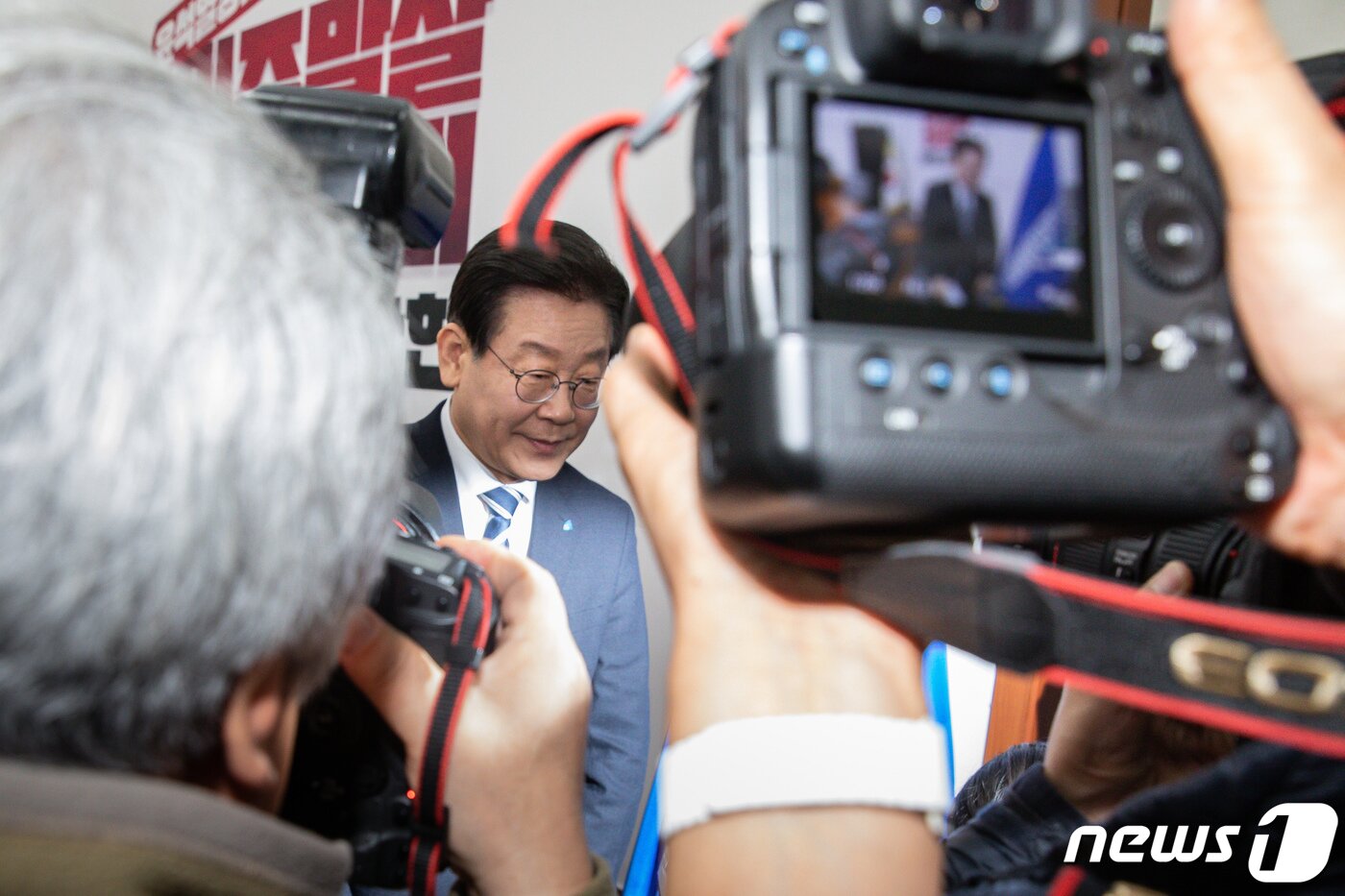 본문 이미지 - 이재명 더불어민주당 대표가 체포동의안 국회 보고를 하루 앞둔 23일 서울 여의도 국회에서 기자간담회를 마친 후 퇴장하고 있다. 2023.2.23/뉴스1 ⓒ News1 유승관 기자