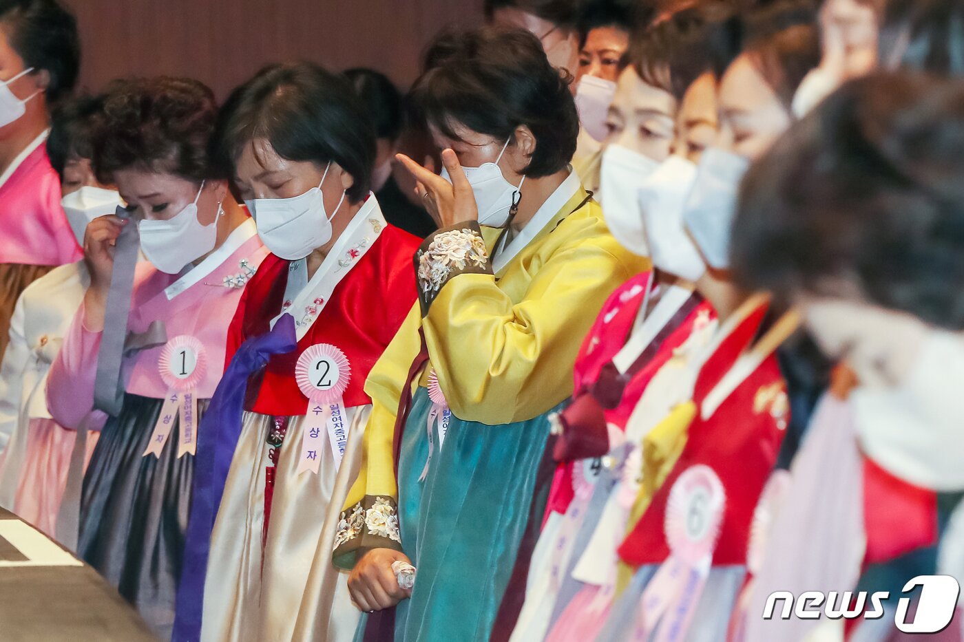 본문 이미지 - 23일 오전 서울 마포아트센터에서 열린 일성여자중고등학교 졸업식에서 만학도 졸업생들이 졸업생 대표의 전별사를 들으며 눈물을 보이고 있다. 2023.2.23/뉴스1 ⓒ News1 민경석 기자