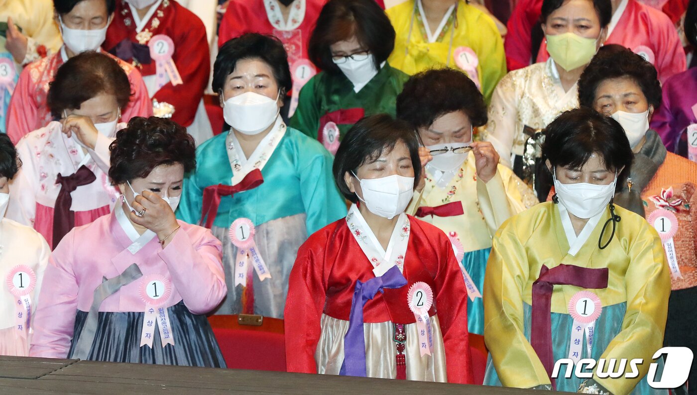 본문 이미지 - 23일 오전 서울 마포아트센터에서 열린 일성여자중고등학교 졸업식에서 만학도 졸업생들이 졸업생 대표의 전별사를 들으며 눈물을 보이고 있다. 2023.2.23/뉴스1 ⓒ News1 민경석 기자