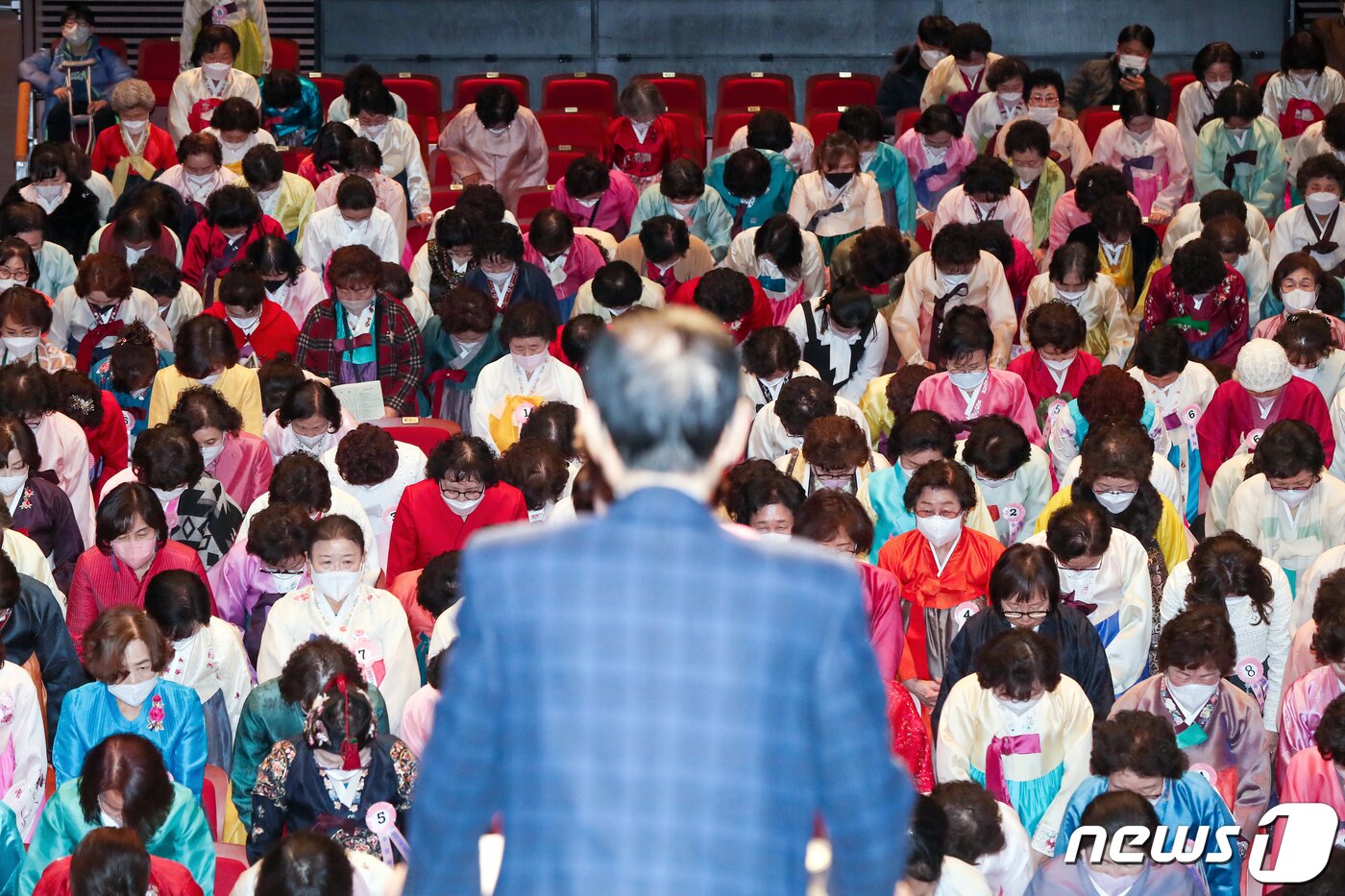 본문 이미지 - 23일 오전 서울 마포아트센터에서 열린 일성여자중고등학교 졸업식에서 만학도 졸업생들이 이선재 교장을 향해 고개 숙여 마지막 인사를 하고 있다.  2023.2.23/뉴스1 ⓒ News1 민경석 기자