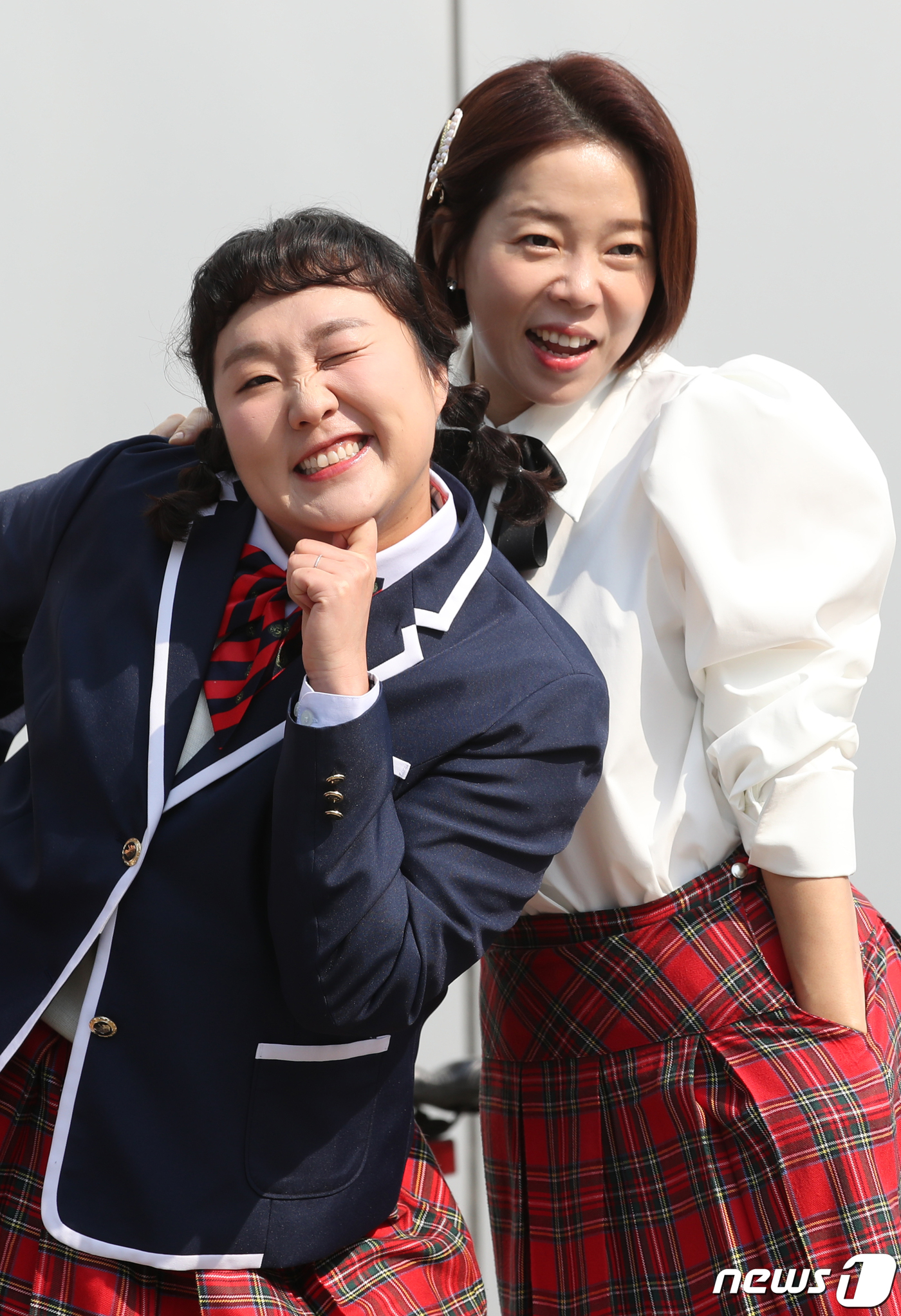 (고양=뉴스1) 권현진 기자 = 'SNL 코리아 시즌3' 방송인 이수지와 정이랑(오른쪽)이 23일 경기도 고양시 일산 동구 장항동 JTBC 일산스튜디오에서 진행되는 '아는 형님'( …