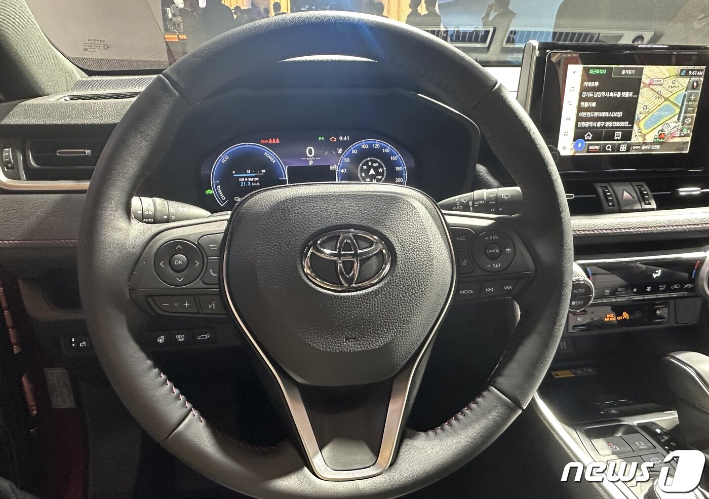 본문 이미지 - 도요타 라브4의 핸들 및 계기판의 모습 2023.2.22/뉴스1 ⓒ News1 금준혁 기자