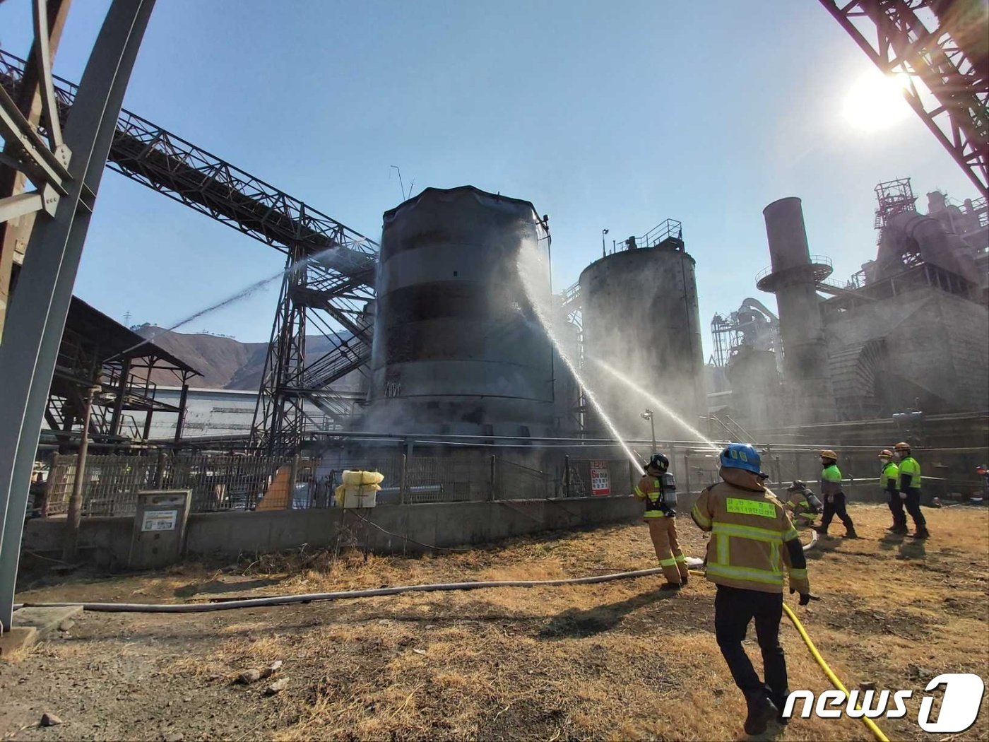 본문 이미지 - 23일 오후 2시2분쯤 강원 강릉시 한라시멘트 옥계공장에서 불이 나 소방당국이 장비 13대와 진화인력 40여명을 현장에 투입해 진화작업을 펼쳤다. 화재당시 119상황실에는 “폐오일 탱크가 터졌다”는 신고가 접수됐다. 2023.2.23./뉴스1 윤왕근기자