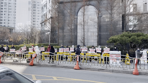 본문 이미지 - 서울 광진구 자양동 오세훈 서울시장 자택 인근에서 우리공화당 '천만인 명예회복 운동본부'의 시위가 진행되고 있다.