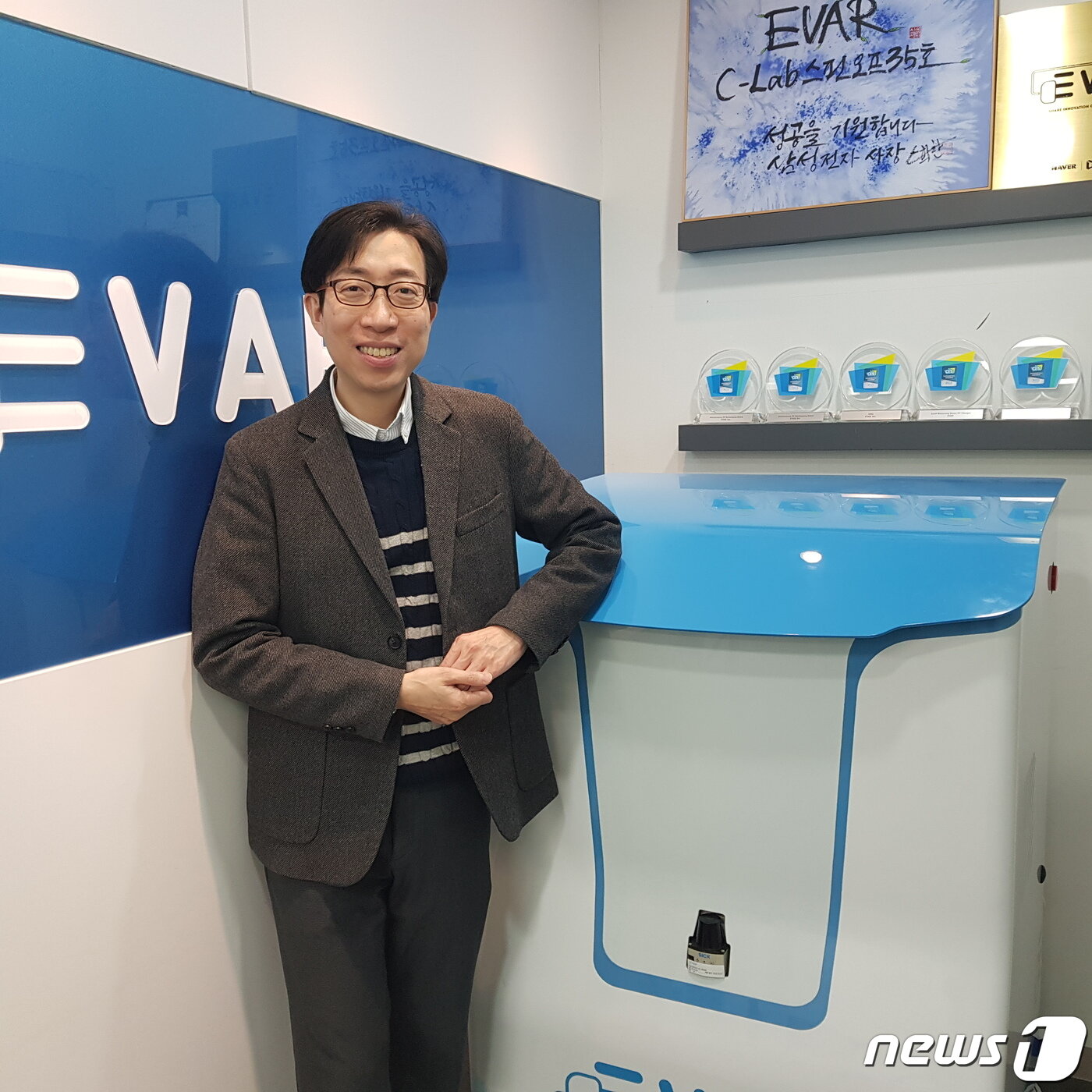 본문 이미지 - 이훈 대표가 CES에서 수상한 혁신상 상패 앞에서 기념촬영을 하고 았다.ⓒ News1 김평석 기자