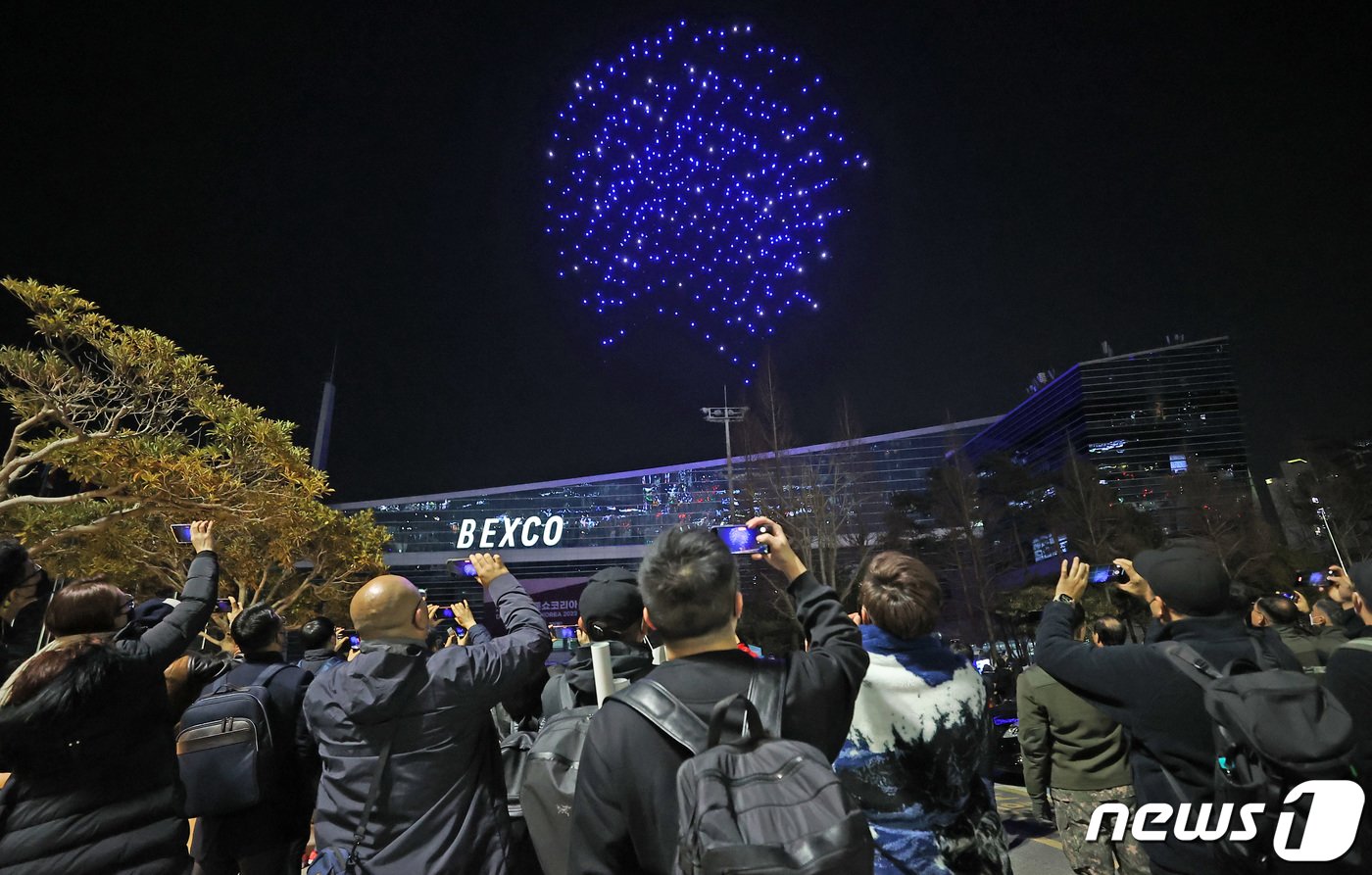 23일 부산 해운대구 벡스코에서 개최된 2023 드론쇼 코리아의 일환으로 500대의 드론이 라이트쇼를 하고 있다. 2023.2.23/뉴스1 ⓒ News1 조태형 기자