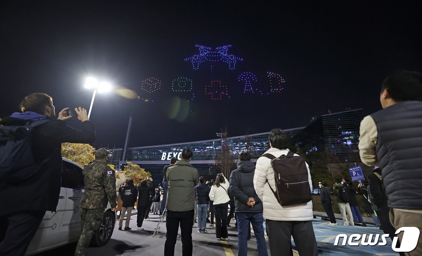 23일 부산 해운대구 벡스코에서 개최된 2023 드론쇼 코리아의 일환으로 500대의 드론이 라이트쇼를 하고 있다. 2023.2.23/뉴스1 ⓒ News1 조태형 기자