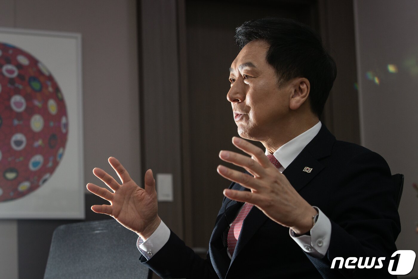 본문 이미지 - 국민의힘 당권 주자인 김기현 의원이 24일 서울 여의도 국회 의원회관에서 뉴스1과 인터뷰하고 있다. 2023.2.24/뉴스1 ⓒ News1 유승관 기자