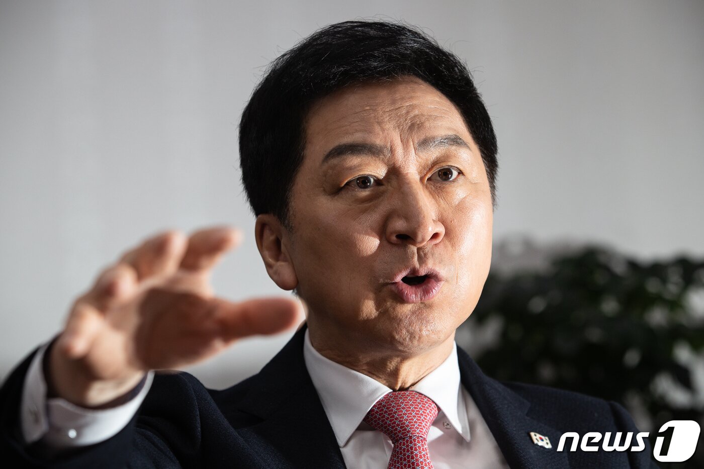 본문 이미지 - 국민의힘 당권 주자인 김기현 의원이 24일 서울 여의도 국회 의원회관에서 뉴스1과 인터뷰하고 있다. 2023.2.24/뉴스1 ⓒ News1 유승관 기자