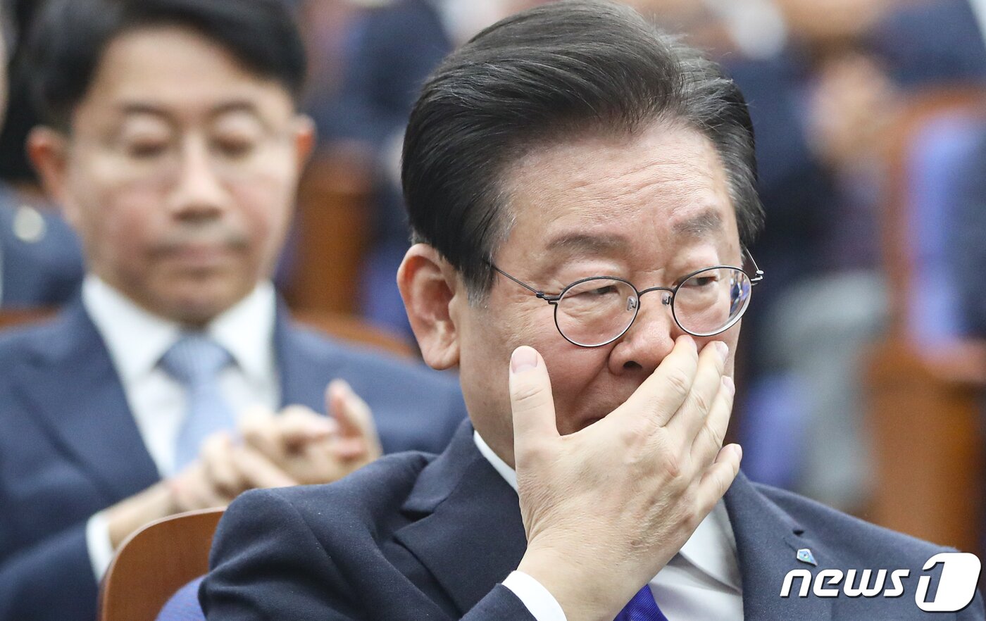 본문 이미지 - 이재명 더불어민주당 대표가 24일 서울 여의도 국회에서 열린 의원총회에 참석해 있다. 2023.2.24/뉴스1 ⓒ News1 허경 기자