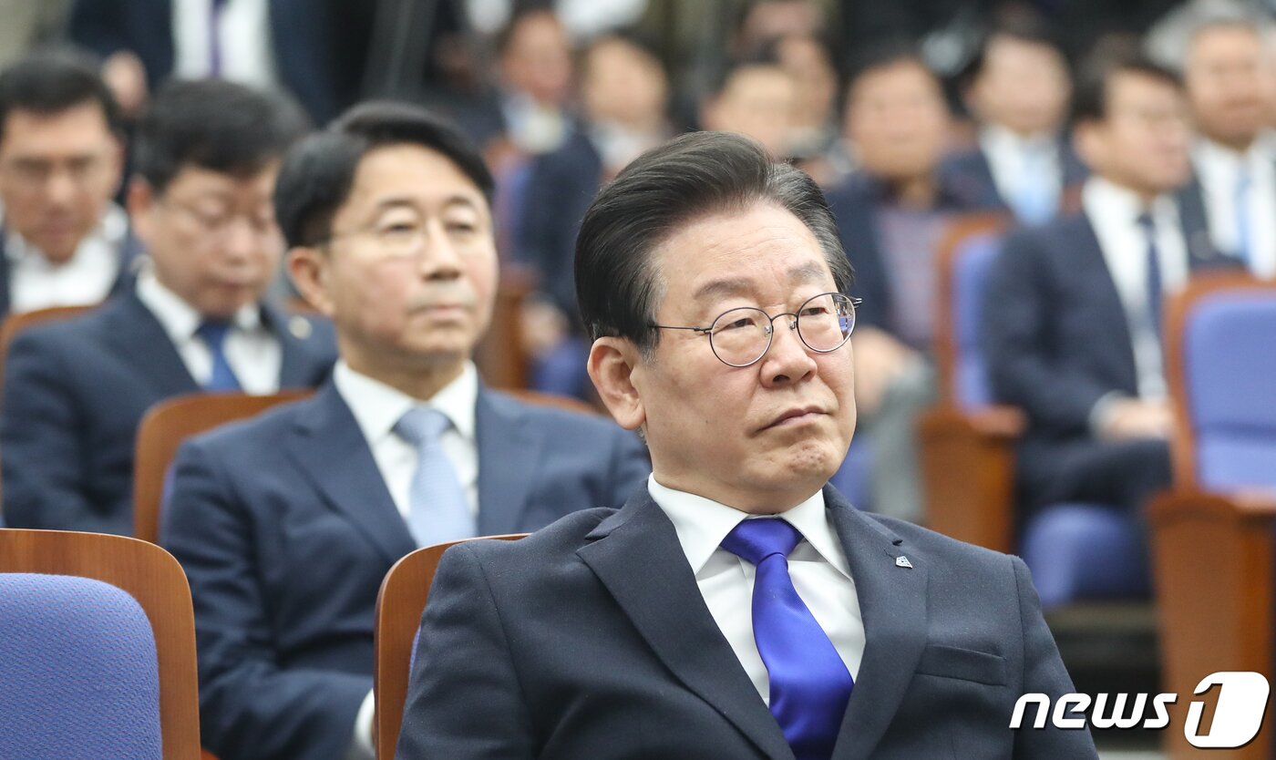 본문 이미지 - 이재명 더불어민주당 대표가 24일 서울 여의도 국회에서 열린 의원총회에 참석해 있다. 2023.2.24/뉴스1 ⓒ News1 허경 기자