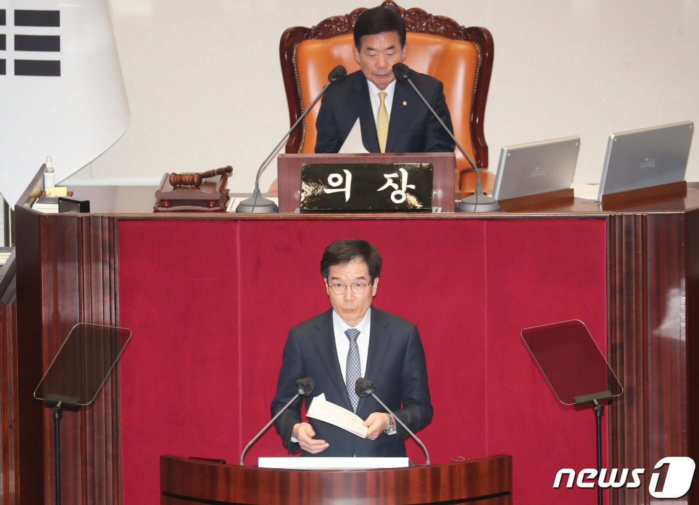 본문 이미지 - 24일 서울 여의도 국회에서 열린 본회의에서 정명호 의사국장이 이재명 체포동의안 보고를 하고 있다. 2023.2.24/뉴스1 ⓒ News1 허경 기자