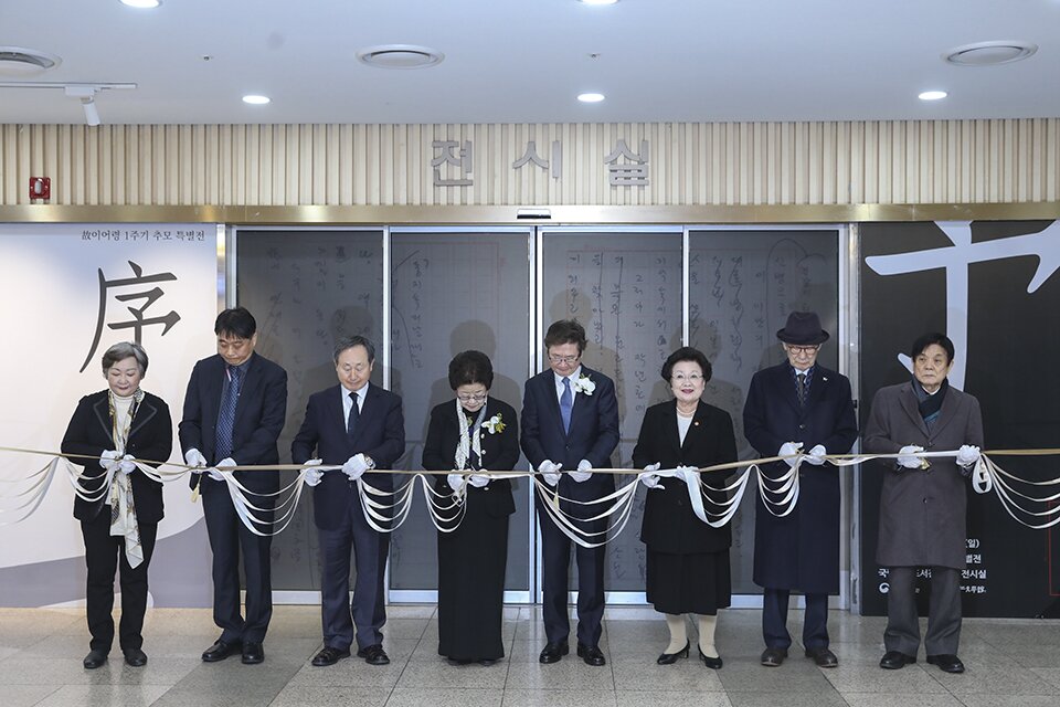 본문 이미지 - 故이어령 1주기 특별전 개막식(이어령의 서) 전시 개막식 테이프 커팅식 왼쪽부터 서혜란 전 국립중앙도서관장, 김일환 국립중앙도서관 관장 직무대리, 신현웅 전 문화부 차관, 강인숙 영인문학관 관장, 박보균 문화체육관광부 장관, 이배용 국가교육위원회 위원장,  김종규 문화유산국민신탁 이사장, 이근배 전 예술원 회장(국립중앙도서관 제공)