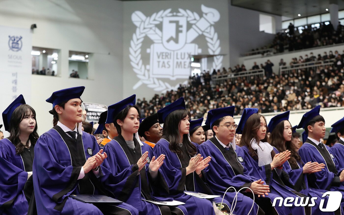 본문 이미지 - 24일 오후 서울대 체육관에서 열린 77회 학위수여식에서 졸업생들이 손뼉을 치고 있다. 2023.2.24/뉴스1 ⓒ News1 박세연 기자