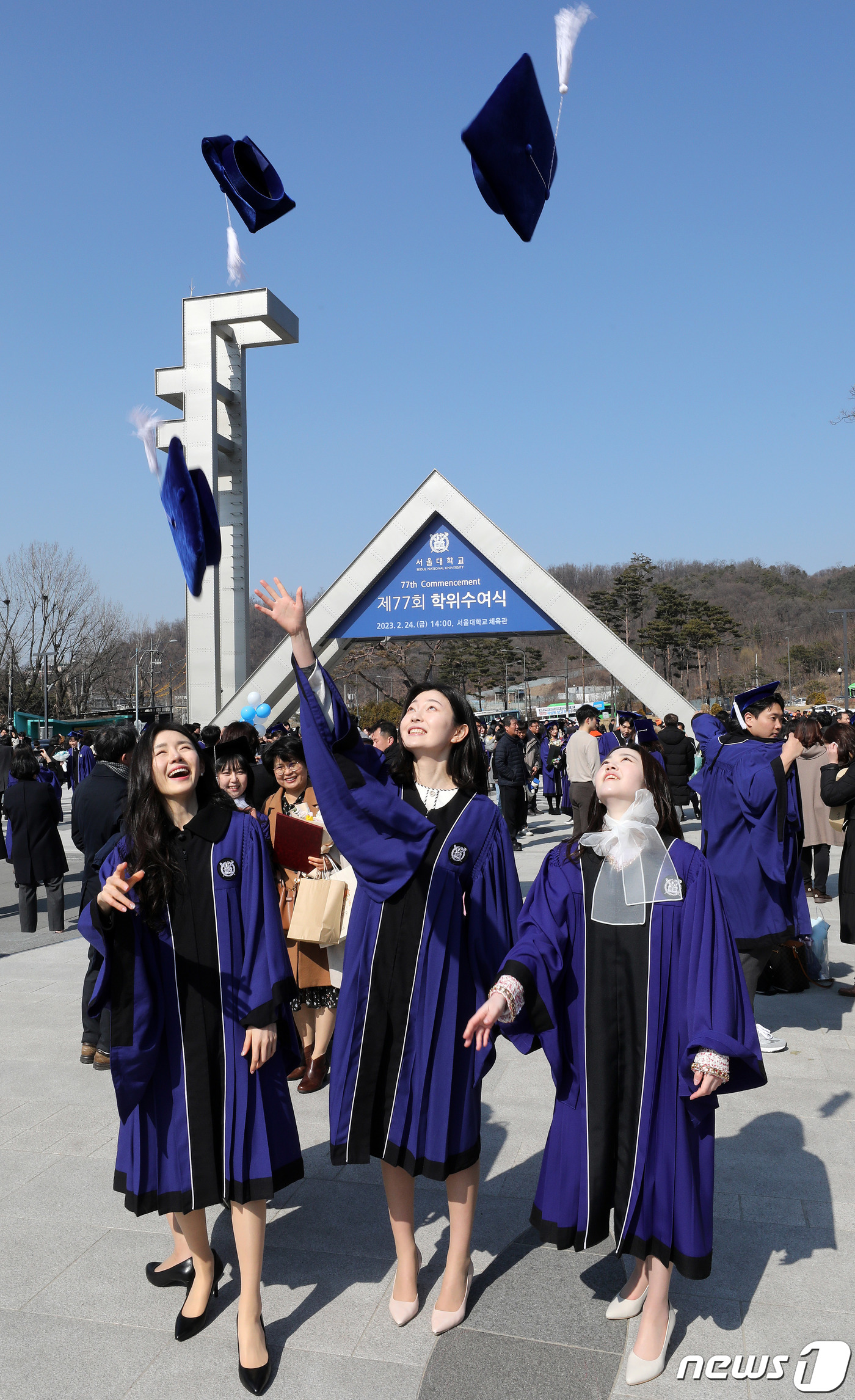 (서울=뉴스1) 박세연 기자 = 서울대 제77회 학위수여식이 열린 24일 오후 서울 관악구 서울대학교에서 졸업생들이 학사모를 던지며 기념사진을 찍고 있다. 2023.2.24/뉴스1 …