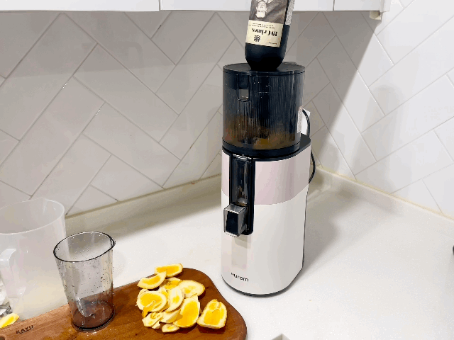 본문 이미지 - 휴롬 H400에 오렌지와 와인을 넣어 상그리아를 만들고 있다. ⓒ News1 이민주 기자