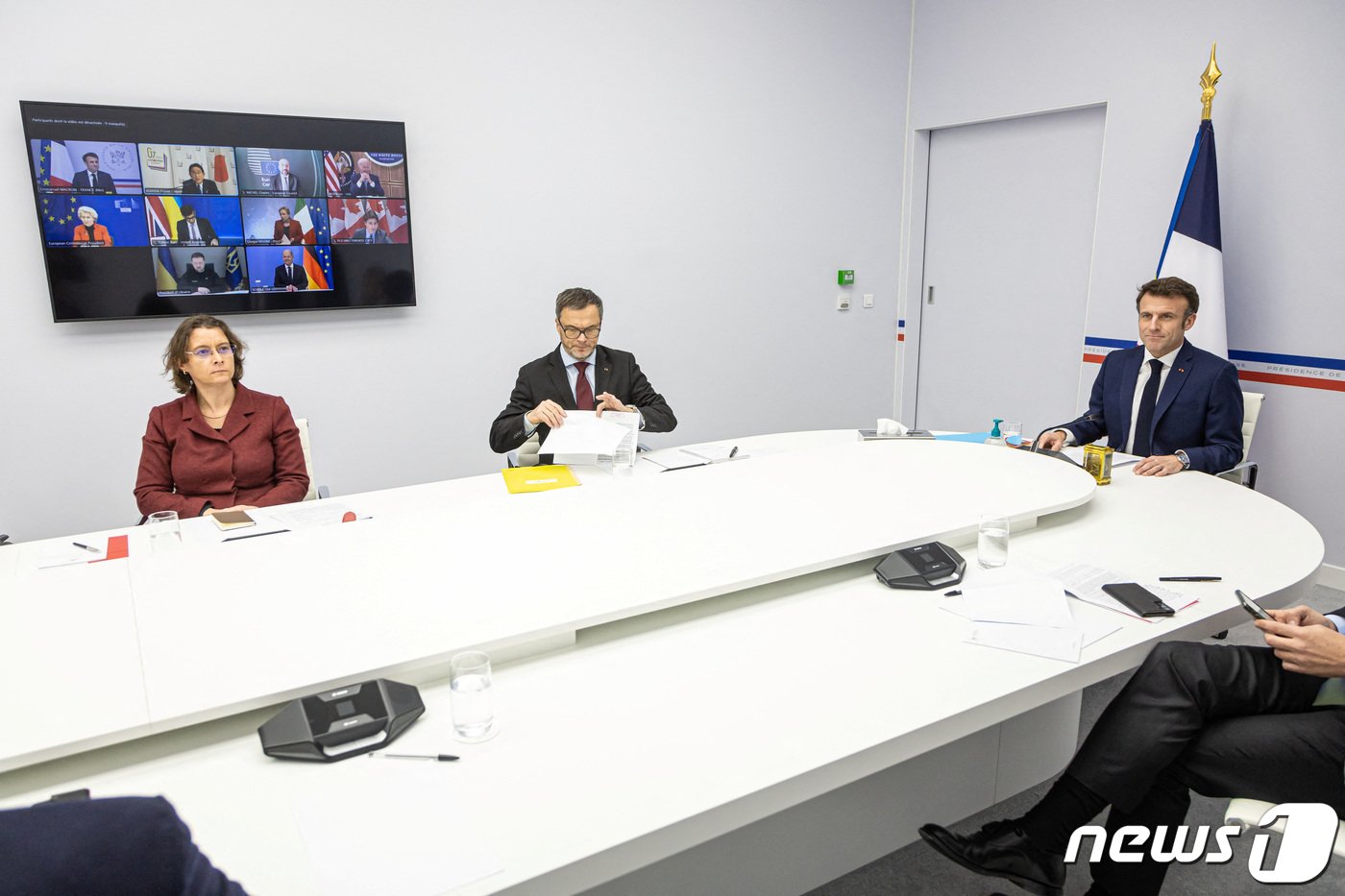 본문 이미지 - 에마뉘엘 마크롱 프랑스 대통령이 24일 (현지시간) 러시아의 침공 1년을 맞아 파리 엘리제 궁에서 볼로디미르 젤렌스키 우크라이나 대통령, G7 정상들과 화상 회의를 하고 있다. ⓒ 로이터=뉴스1 ⓒ News1 우동명 기자