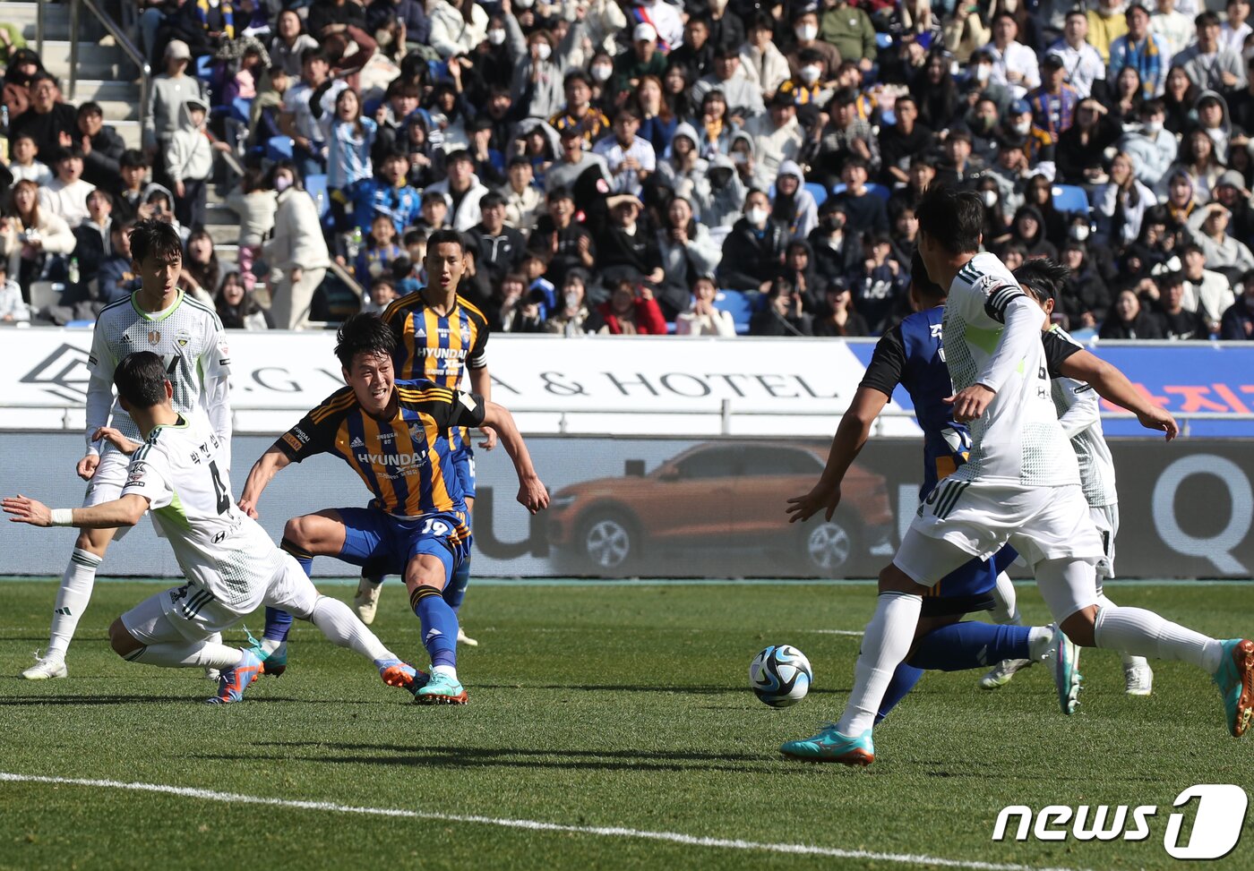 본문 이미지 - 25일 오후 울산 문수축구경기장에서 열린 프로축구 '하나원큐 K리그1 2023' 울산현대와 전북현대의 개막전 경기에서 울산 김영권이 몸싸움을 하고 있다. 2023.2.25/뉴스1 ⓒ News1 조민주 기자