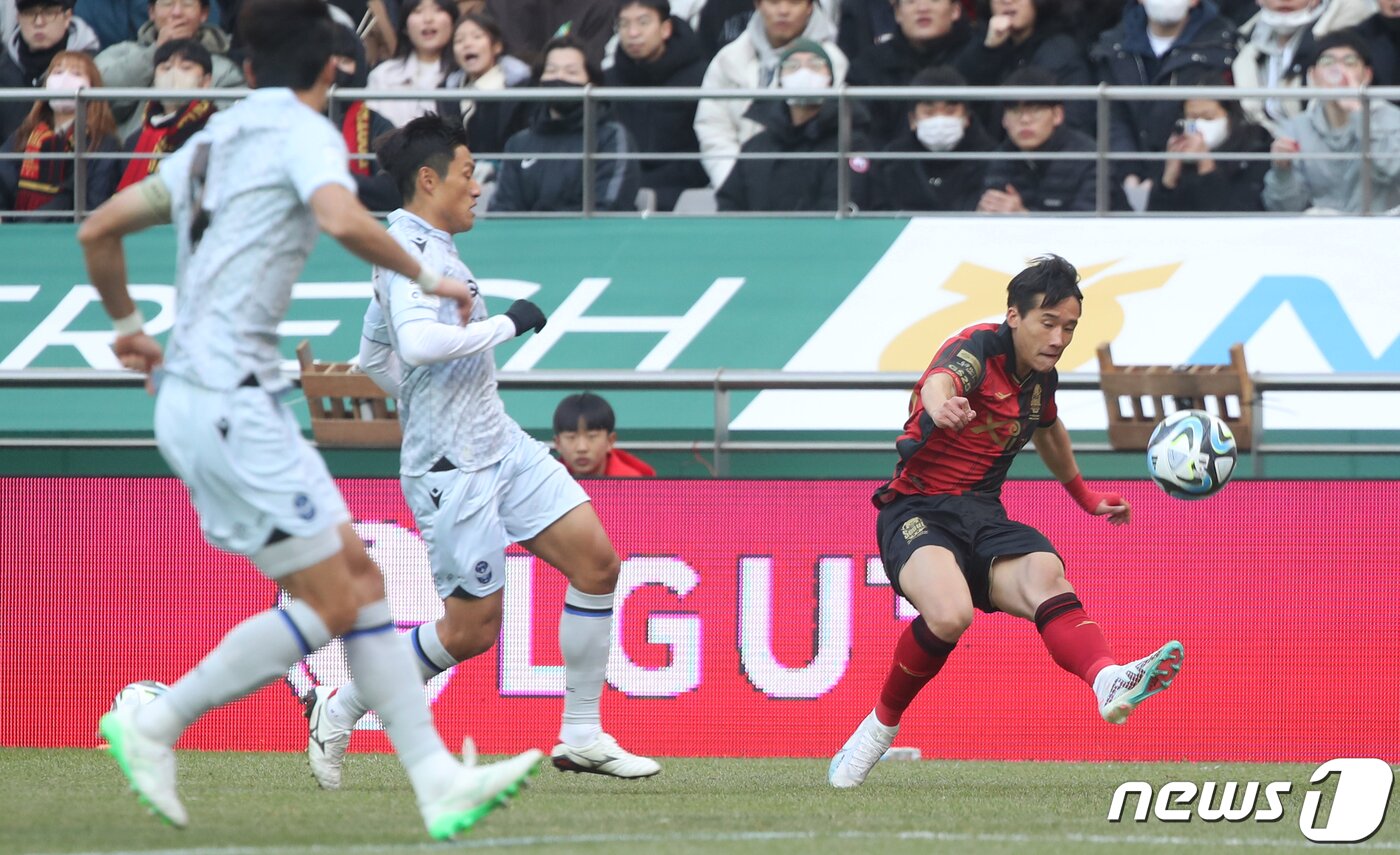 본문 이미지 - 25일 오후 서울 마포구 서울월드컵경기장에서 열린 프로축구 '하나원큐 K리그1 2023' FC서울과 인천유나이티드의 경기에서 서울 이태석이 크로스를 올리고 있다. 2023.2.25/뉴스1 ⓒ News1 이승배 기자
