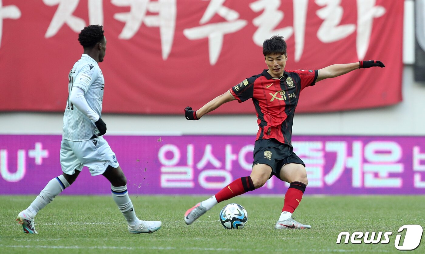 본문 이미지 - 25일 오후 서울 마포구 서울월드컵경기장에서 열린 프로축구 '하나원큐 K리그1 2023' FC서울과 인천유나이티드의 경기에서 서울 기성용이 롱패스하고 있다. 2023.2.25/뉴스1 ⓒ News1 이승배 기자