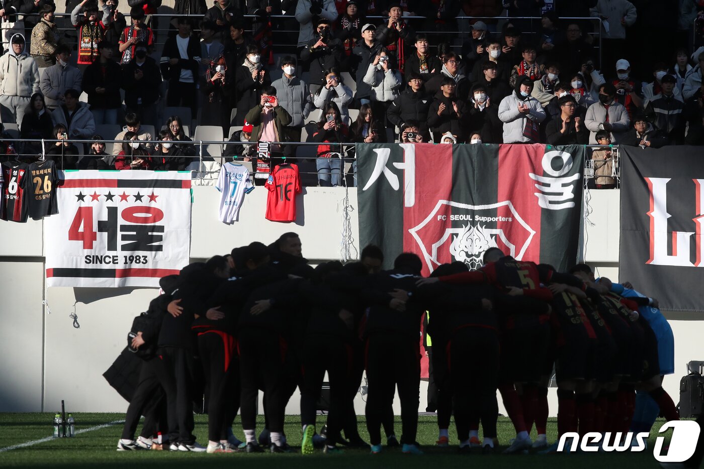 본문 이미지 - 25일 오후 서울 마포구 서울월드컵경기장에서 열린 프로축구 '하나원큐 K리그1 2023' FC서울과 인천유나이티드의 경기에서 서울 선수들이 경기 시작 전 파이팅을 다지고 있다. 2023.2.25/뉴스1 ⓒ News1 이승배 기자