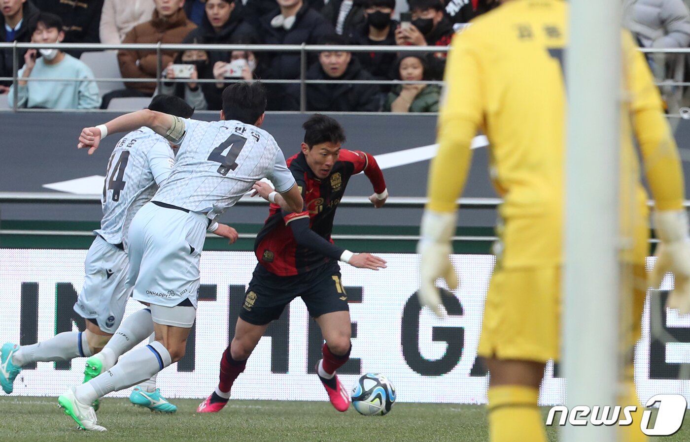 본문 이미지 - 25일 오후 서울 마포구 서울월드컵경기장에서 열린 프로축구 '하나원큐 K리그1 2023' FC서울과 인천유나이티드의 경기에서 서울 황의조가 드리블 돌파하고 있다. 2023.2.25/뉴스1 ⓒ News1 이승배 기자