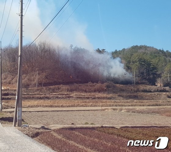 25일 오후 전남 순천시 상사면 쌍지리 한 야산에서 불이 나 연기가 나고 있다.&#40;산림청 제공&#41;2023.2.25/뉴스1