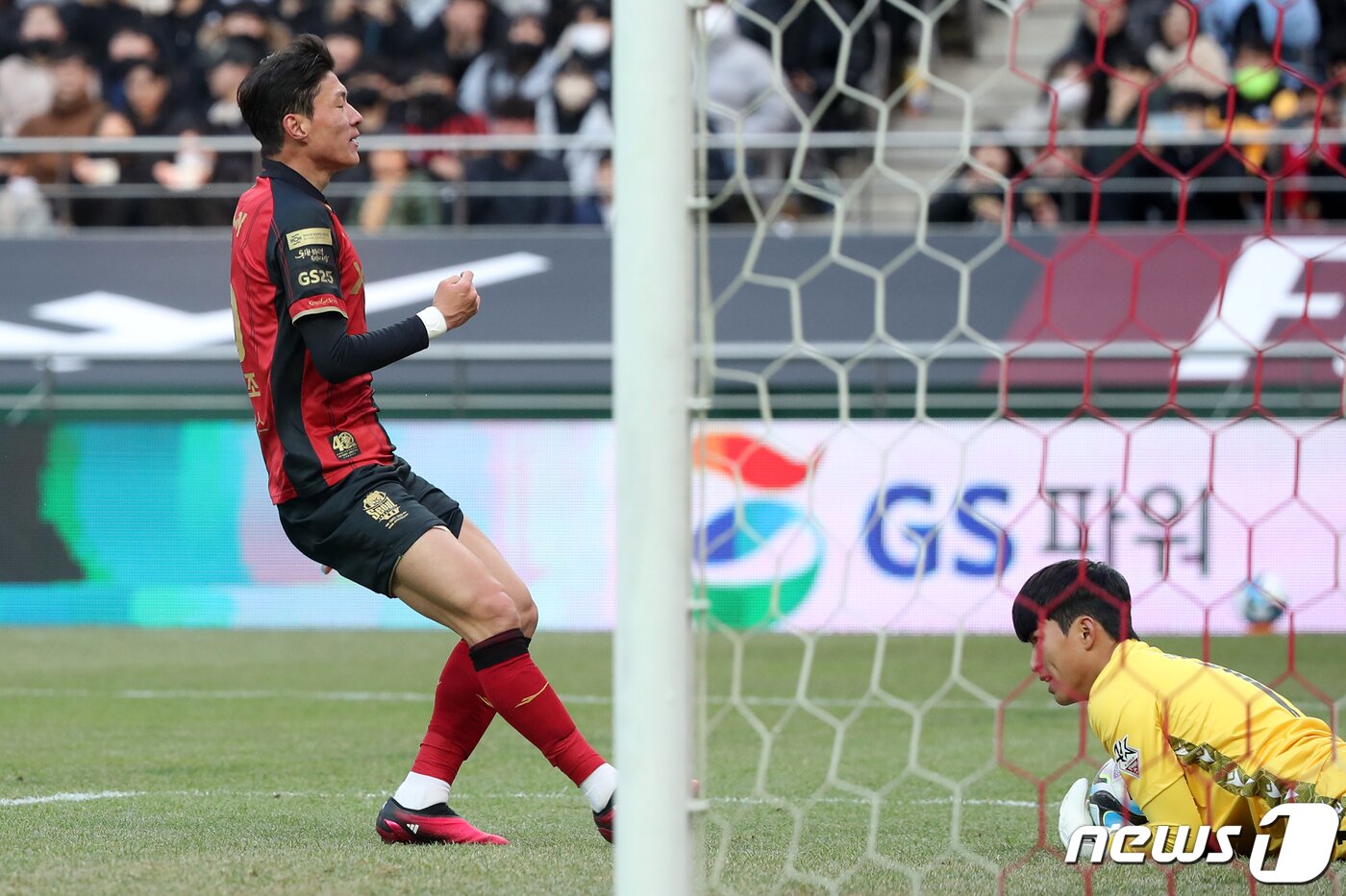 본문 이미지 - 25일 오후 서울 마포구 서울월드컵경기장에서 열린 프로축구 '하나원큐 K리그1 2023' FC서울과 인천유나이티드의 경기에서 서울 황의조가 골문 앞에서 아쉬워하고 있다. 2023.2.25/뉴스1 ⓒ News1 이승배 기자