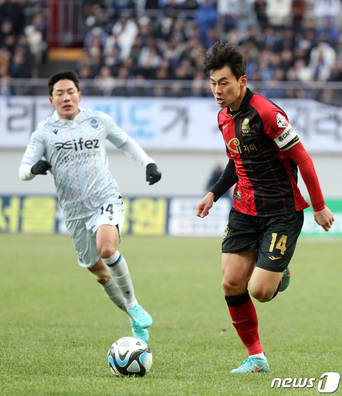 본문 이미지 - 25일 오후 서울 마포구 서울월드컵경기장에서 열린 프로축구 '하나원큐 K리그1 2023' FC서울과 인천유나이티드의 경기에서 서울 임상협이 드리블하고 있다. 2023.2.25/뉴스1 ⓒ News1 이승배 기자