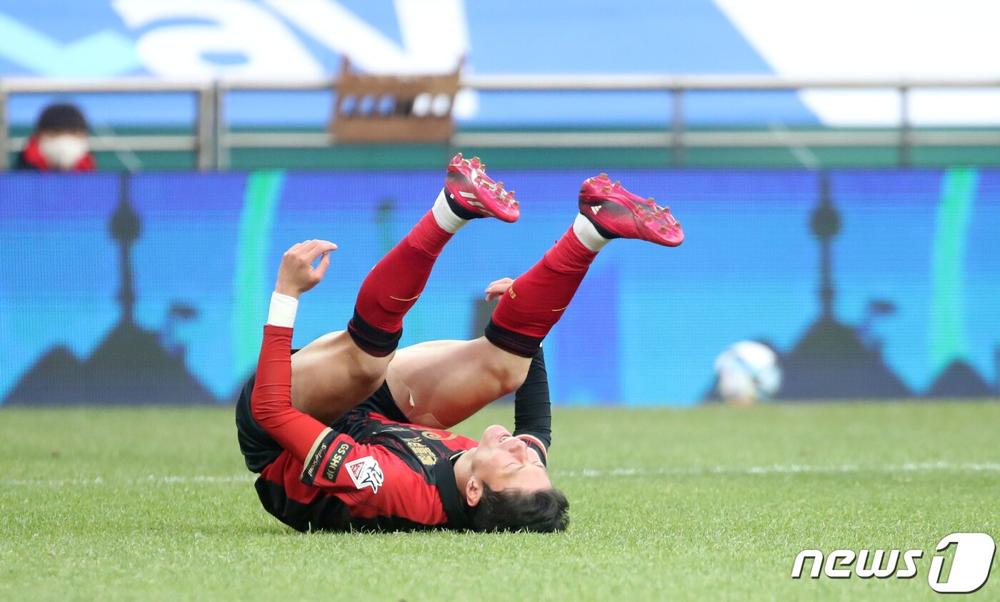본문 이미지 - 25일 오후 서울 마포구 서울월드컵경기장에서 열린 프로축구 '하나원큐 K리그1 2023' FC서울과 인천유나이티드의 경기에서 서울 황의조가 슛을 하고 공이 골문을 벗어나자 아쉬워하고 있다. 2023.2.25/뉴스1 ⓒ News1 이승배 기자