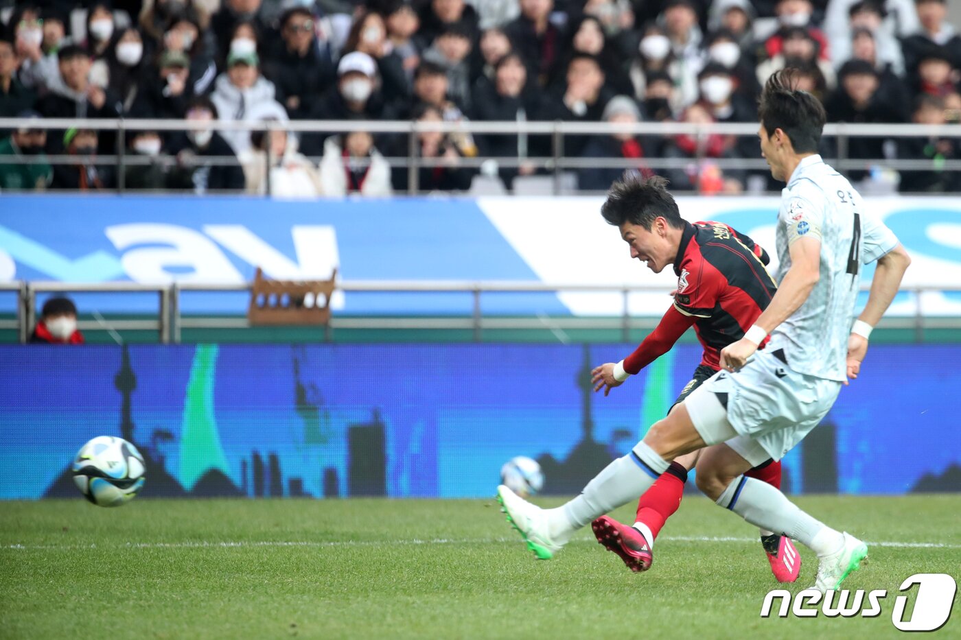 본문 이미지 - 25일 오후 서울 마포구 서울월드컵경기장에서 열린 프로축구 '하나원큐 K리그1 2023' FC서울과 인천유나이티드의 경기에서 서울 황의조가 슛하고 있다. 2023.2.25/뉴스1 ⓒ News1 이승배 기자