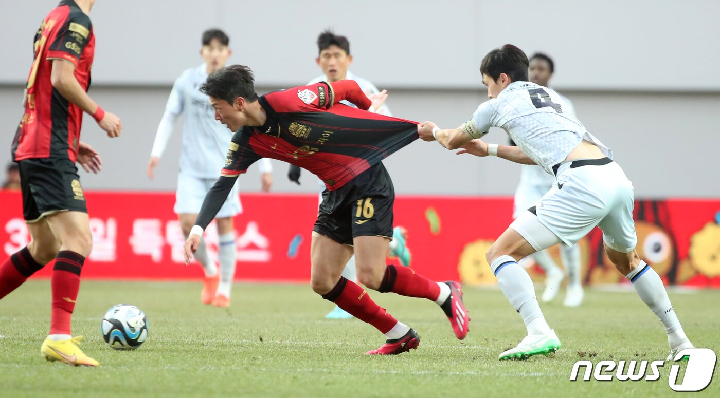 본문 이미지 - 25일 오후 서울 마포구 서울월드컵경기장에서 열린 프로축구 '하나원큐 K리그1 2023' FC서울과 인천유나이티드의 경기에서 서울 황의조의 유니폼을 인천 오반석이 잡고 있다. 2023.2.25/뉴스1 ⓒ News1 이승배 기자