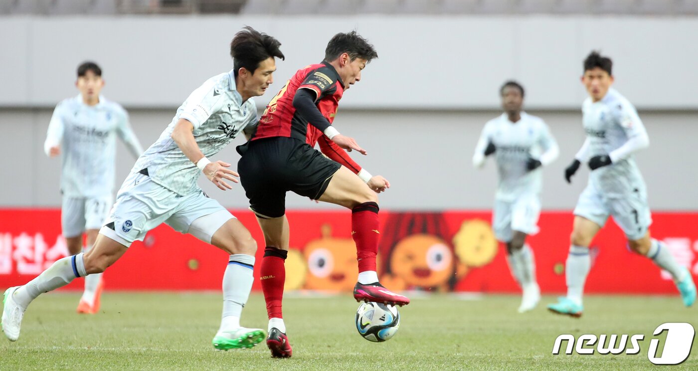 본문 이미지 - 25일 오후 서울 마포구 서울월드컵경기장에서 열린 프로축구 '하나원큐 K리그1 2023' FC서울과 인천유나이티드의 경기에서 서울 황의조가 공을 잡고 있다. 2023.2.25/뉴스1 ⓒ News1 이승배 기자