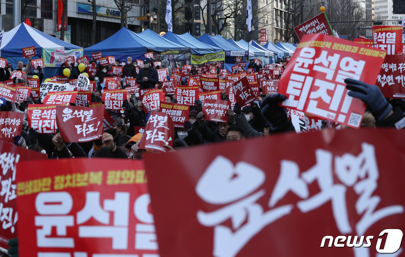 본문 이미지 - 25일 오후 서울 숭례문 일대에서 열린 윤석열 대통령 퇴진·김건희 여사 특검 촉구 촛불승리전환행동 집회에서 시민들이 구호를 외치고 있다. 2023.2.25/뉴스1 ⓒ News1 신웅수 기자