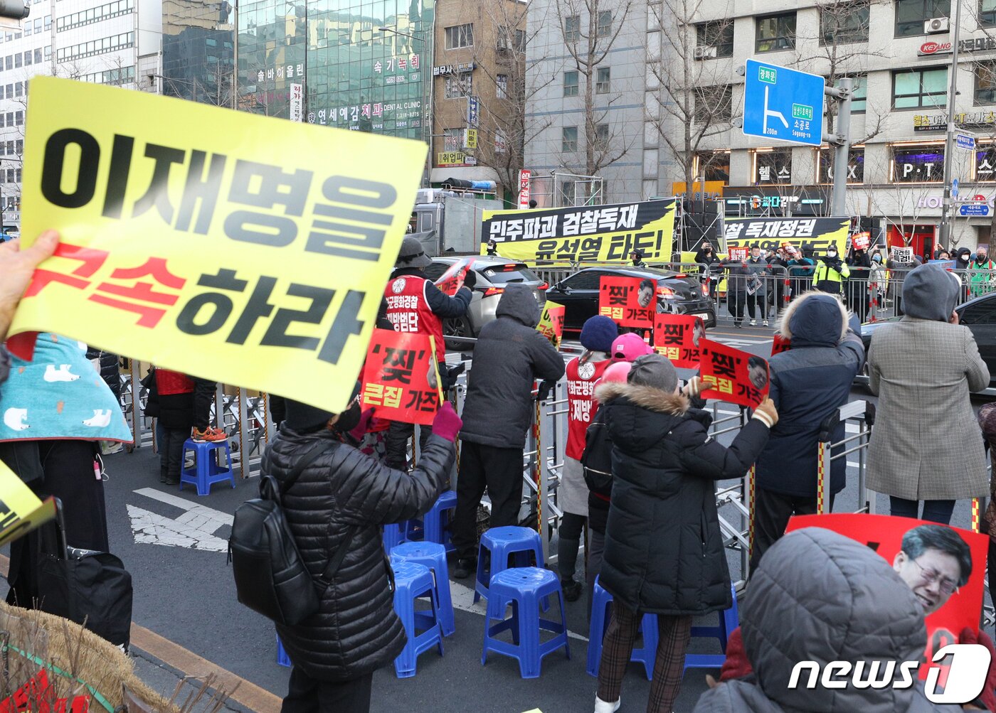 본문 이미지 - 25일 오후 서울 숭례문 일대에서 윤석열 대통령 퇴진·김건희 여사 특검을 촉구하는 촛불승리전환행동 회원들과 이재명 더불어민주당 대표 체포동의안 통과를 촉구하는 보수단체 회원들이 도로를 사이에 두고 대치하고 있다. 2023.2.25/뉴스1 ⓒ News1 신웅수 기자