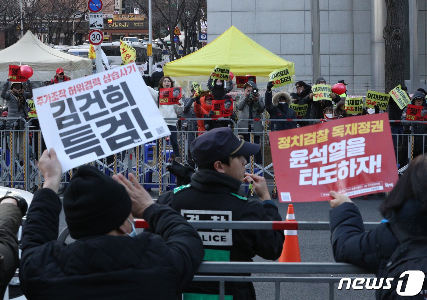 본문 이미지 - 25일 오후 서울 숭례문 일대에서 윤석열 대통령 퇴진·김건희 여사 특검을 촉구하는 촛불승리전환행동 회원들과 이재명 더불어민주당 대표 체포동의안 통과를 촉구하는 보수단체 회원들이 도로를 사이에 두고 대치하고 있다. 2023.2.25/뉴스1 ⓒ News1 신웅수 기자