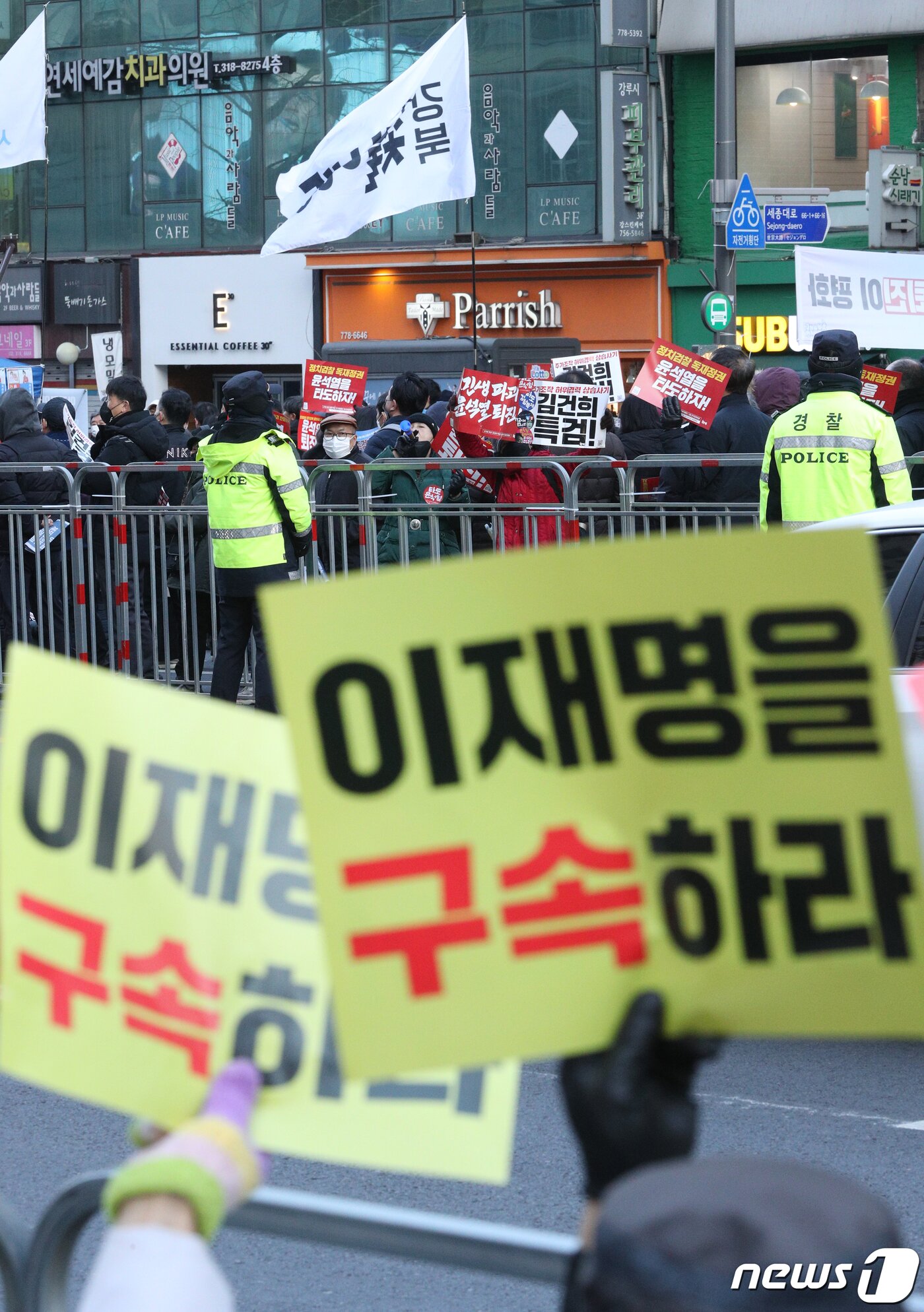 본문 이미지 - 25일 오후 서울 숭례문 일대에서 윤석열 대통령 퇴진·김건희 여사 특검을 촉구하는 촛불승리전환행동 회원들과 이재명 더불어민주당 대표 체포동의안 통과를 촉구하는 보수단체 회원들이 도로를 사이에 두고 대치하고 있다. 2023.2.25/뉴스1 ⓒ News1 신웅수 기자