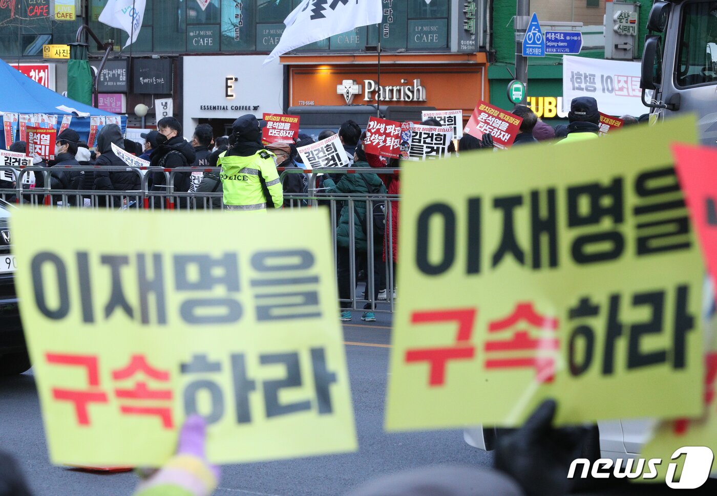 본문 이미지 - 25일 오후 서울 숭례문 일대에서 윤석열 대통령 퇴진·김건희 여사 특검을 촉구하는 촛불승리전환행동 회원들과 이재명 더불어민주당 대표 체포동의안 통과를 촉구하는 보수단체 회원들이 도로를 사이에 두고 대치하고 있다. 2023.2.25/뉴스1 ⓒ News1 신웅수 기자