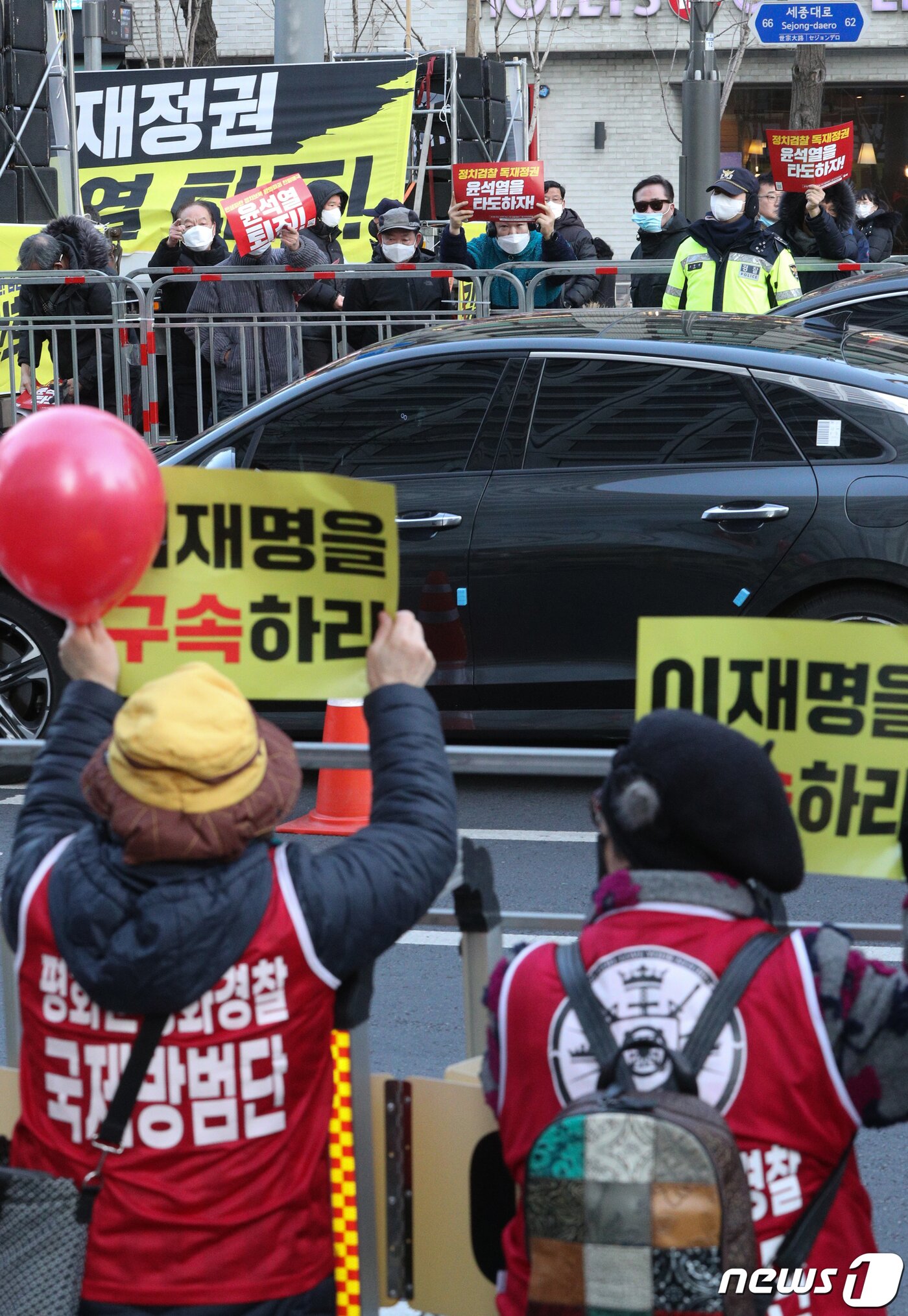 본문 이미지 - 25일 오후 서울 숭례문 일대에서 윤석열 대통령 퇴진·김건희 여사 특검을 촉구하는 촛불승리전환행동 회원들과 이재명 더불어민주당 대표 체포동의안 통과를 촉구하는 보수단체 회원들이 도로를 사이에 두고 대치하고 있다. 2023.2.25/뉴스1 ⓒ News1 신웅수 기자