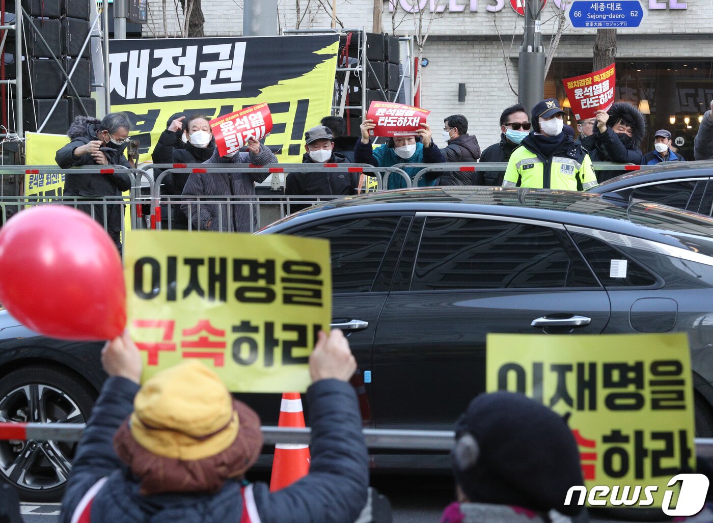 본문 이미지 - 25일 오후 서울 숭례문 일대에서 윤석열 대통령 퇴진·김건희 여사 특검을 촉구하는 촛불승리전환행동 회원들과 이재명 더불어민주당 대표 체포동의안 통과를 촉구하는 보수단체 회원들이 도로를 사이에 두고 대치하고 있다. 2023.2.25/뉴스1 ⓒ News1 신웅수 기자
