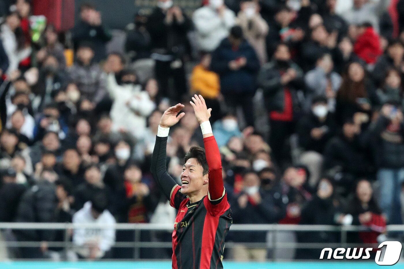 본문 이미지 - 25일 오후 서울 마포구 서울월드컵경기장에서 열린 프로축구 '하나원큐 K리그1 2023' FC서울과 인천유나이티드의 경기에서 서울 황의조가 관객들의 응원을 유도하고 있다. 2023.2.25/뉴스1 ⓒ News1 이승배 기자