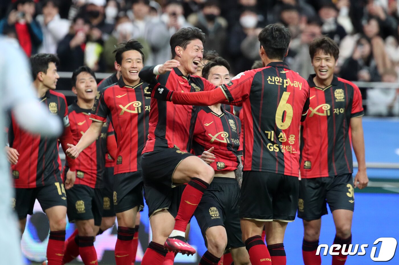본문 이미지 - 25일 오후 서울 마포구 서울월드컵경기장에서 열린 프로축구 '하나원큐 K리그1 2023' FC서울과 인천유나이티드의 경기에서 김주성의 추가골로 서울 선수들이 기뻐하고 있다. 2023.2.25/뉴스1 ⓒ News1 이승배 기자