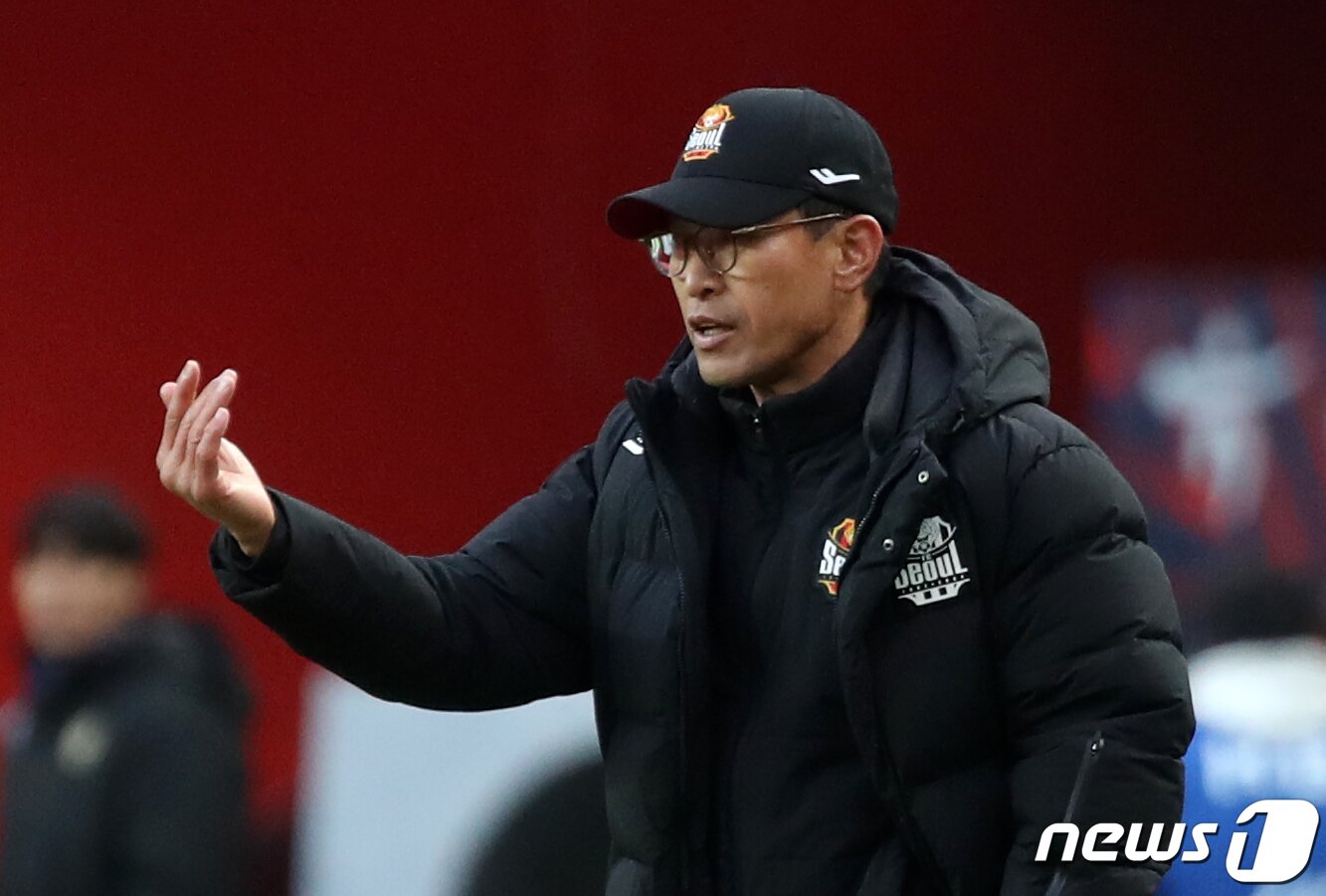 본문 이미지 - 25일 오후 서울 마포구 서울월드컵경기장에서 열린 프로축구 '하나원큐 K리그1 2023' FC서울과 인천유나이티드의 경기에서 안익수 서울 감독이 작전지시하고 있다. 2023.2.25/뉴스1 ⓒ News1 이승배 기자