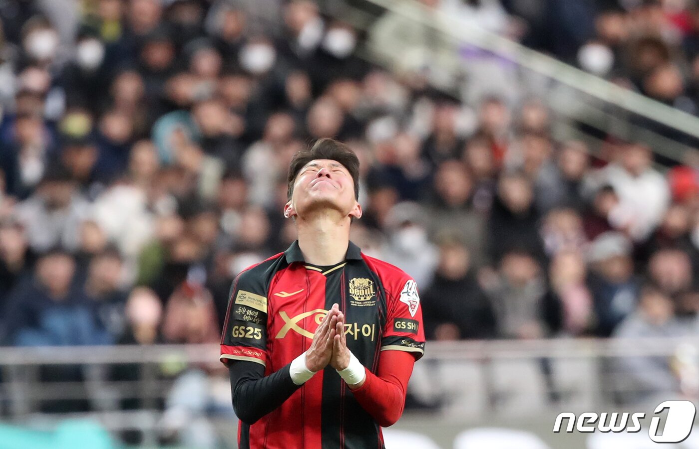 본문 이미지 - 25일 오후 서울 마포구 서울월드컵경기장에서 열린 프로축구 '하나원큐 K리그1 2023' FC서울과 인천유나이티드의 경기에서 서울 황의조가 슛이 빗나가자 아쉬워하고 있다. 2023.2.25/뉴스1 ⓒ News1 이승배 기자