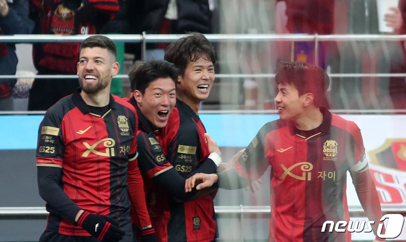 본문 이미지 - 25일 오후 서울 마포구 서울월드컵경기장에서 열린 프로축구 '하나원큐 K리그1 2023' FC서울과 인천유나이티드의 경기에서 서울 김주성이 추가골을 성공시키고 기뻐하고 있다. 2023.2.25/뉴스1 ⓒ News1 이승배 기자